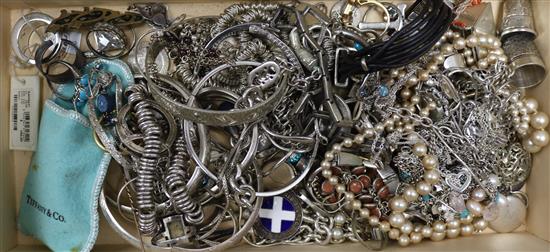 A quantity of silver jewellery